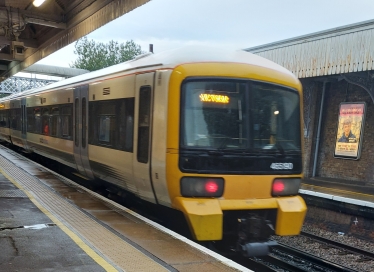 Southeastern Train leaving Beckenham Junction